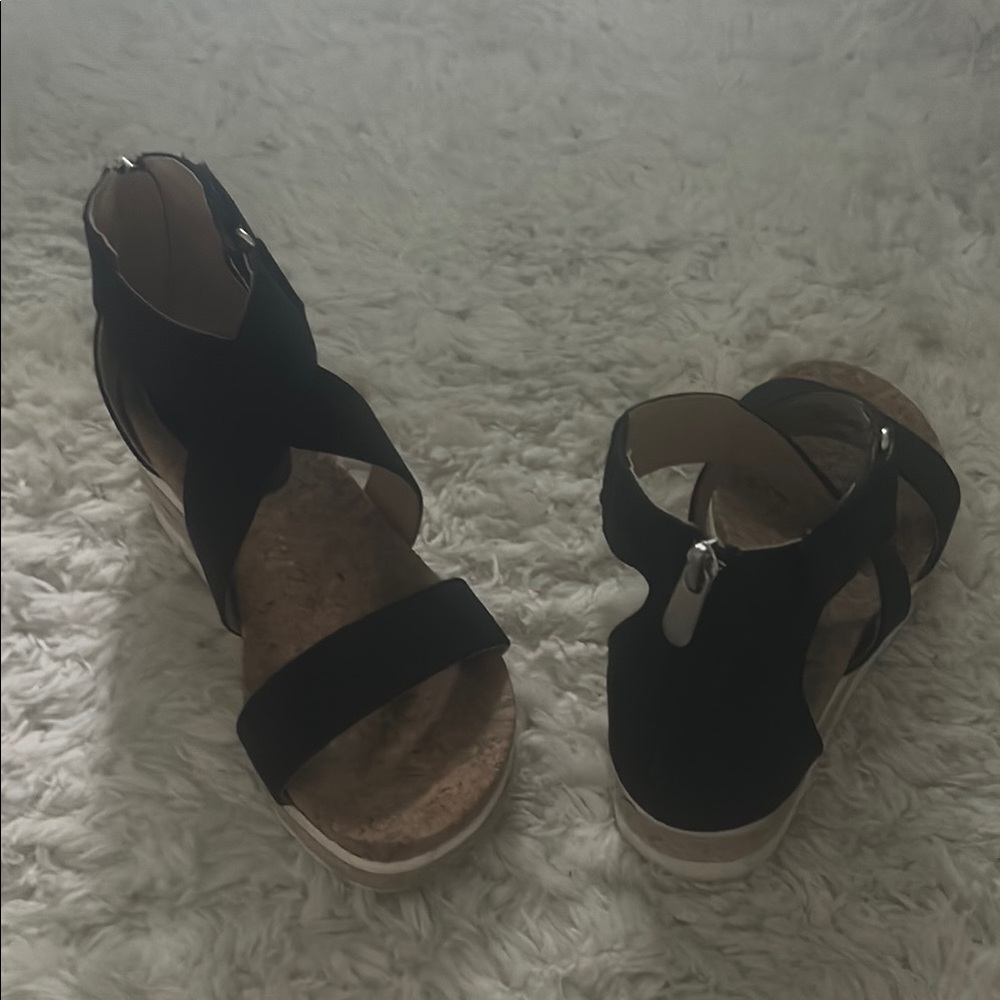 Adrienne Vittadini Black Sandals with Modern Elegance